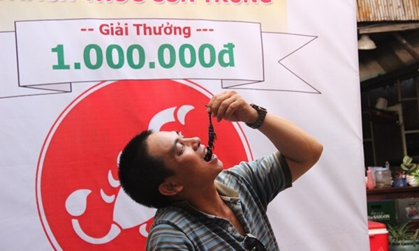 Xôn xao màn thử thách ăn 20 con bọ cạp thưởng 1 triệu đồng