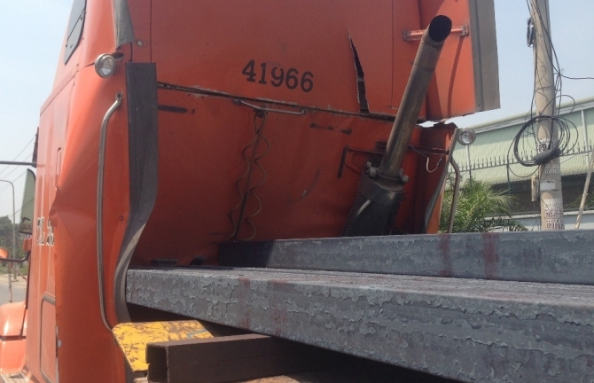 Container phanh gấp, hàng chục tấn sắt đâm móp cabin