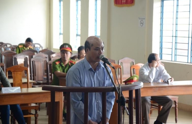 Níu tình không được, “hủy hoại” người yêu bằng 2 lít axít