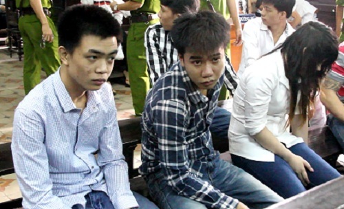 Thiếu nữ giết người đi đường can ngăn đánh nhau