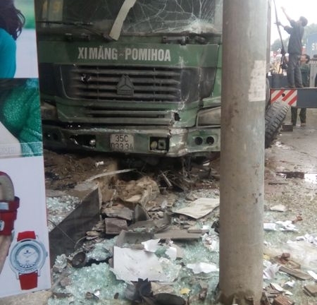 Tránh xe con, xe tải tông nát bét 5 xe máy