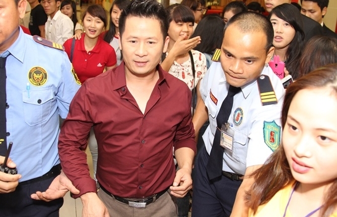 Bằng Kiều bị fan vây kín, kéo áo tại siêu thị