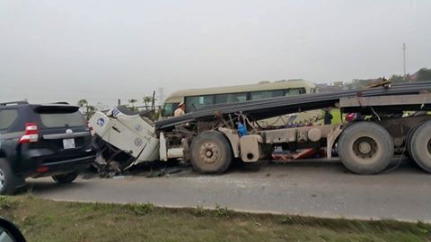 Tránh xe đạp, xe đầu kéo bị sắt đâm thủng cabin làm 2 người bị thương