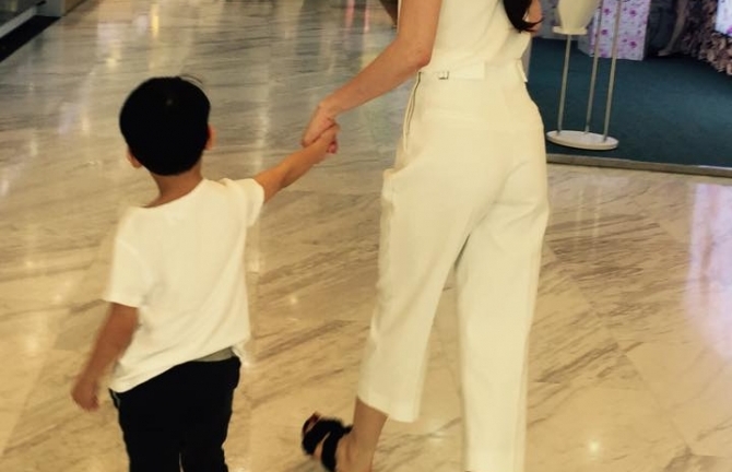 Hà Hồ rạng rỡ bên “người đàn ông duy nhất” trong ngày Valentine trắng