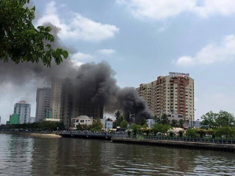 Cháy lớn gần chung cư Khánh Hội, thiêu rụi 5 căn nhà