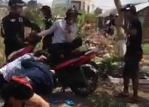 Hai thiếu nữ ẩu đả, cấu xé nhau giữa đường đến ngất xỉu