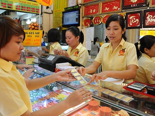 Giá vàng hôm hay 17/3: Giá vàng tiếp tục giảm, giá USD tăng mạnh