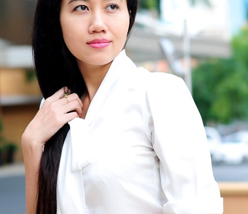 Mỹ Xuân đeo kính, mặc vest gắng tỏ ra… học thức