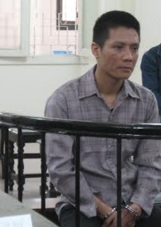 Nghi ngờ vợ có bồ, chồng xách axit tạt vợ