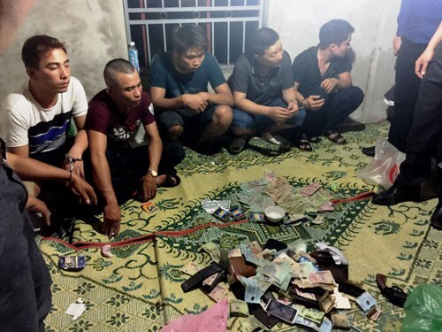 Đột nhập sòng xóc đĩa, bắt gọn 25 đối tượng