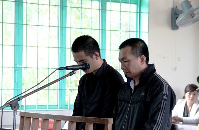 Ghen tuông, rủ bạn mang dao đi