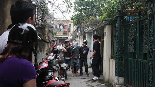 Bắt thanh niên nghi ngáo đá cố thủ đòi đốt nhà cô ruột