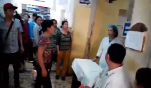 Điều dưỡng bị tố vòi tiền: Bộ trưởng Tiến yêu cầu cắt hợp đồng