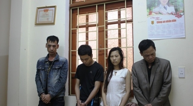 Trong nhà nghỉ, tóm gọn 2 ông 1 bà và ma túy đá