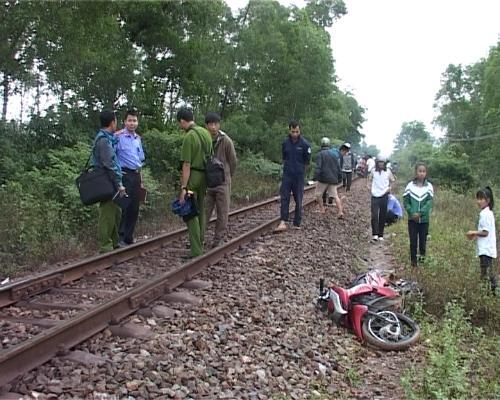Tàu hỏa tông xe máy chạy ngang, 2 người tử vong