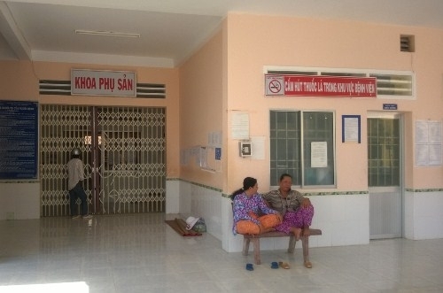 Người nhà sản phụ đem thi thể bé sơ sinh đến 