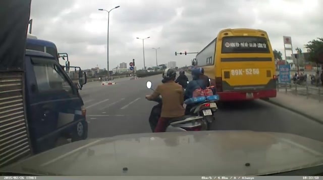 Video: Xe bus hú còi bắt xe khác tránh đường để... vượt đèn đỏ
