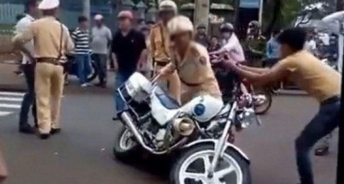 Thiếu nữ nhảy vào cào cấu CSGT để 'giải cứu' bạn trai