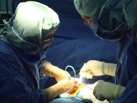 Nín thở cứu nguy hàng trăm “cậu nhỏ” hoại tử do bơm silicon