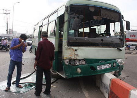 Xe buýt tông xe khách, hành khách hoảng loạn giữa đường
