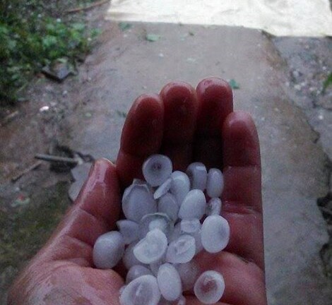 Mưa đá kéo dài hơn 1 giờ, người dân thi nhau nhặt về ăn
