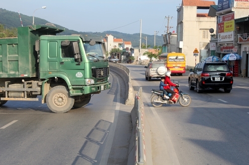 Quảng Ninh: “Xé” dải phân cách, dân “leo” qua đường