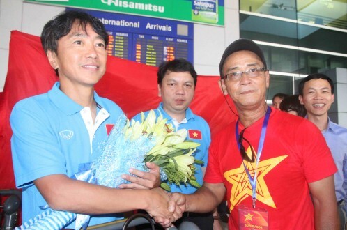 Chùm ảnh: Biển người chào đón thầy trò Miura, Công Phượng ở sân bay