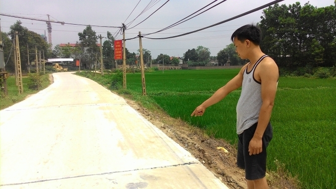 Ôm chặt thiếu nữ giữa đường, nổ mìn tự sát