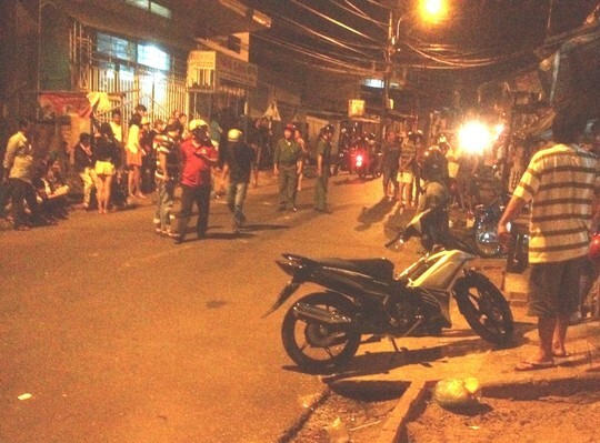 20 côn đồ lao vào nhà đâm chém khiến 4 bố con thương vong