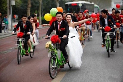 Xôn xao màn rước dâu bằng xe 'động cơ gân'