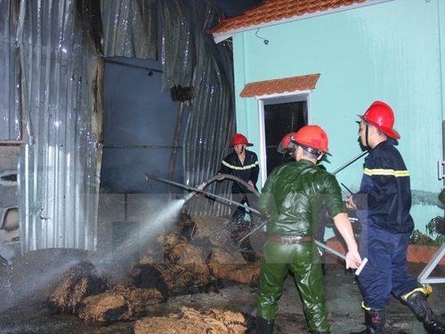 Cháy rụi nhà kho rộng hơn 500m2 tại Bến Tre