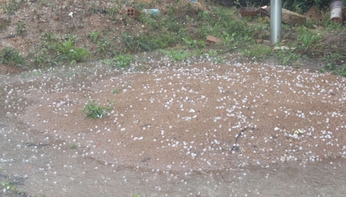 Hình ảnh mưa đá, lốc xoáy bất ngờ xuất hiện tại Đà Lạt