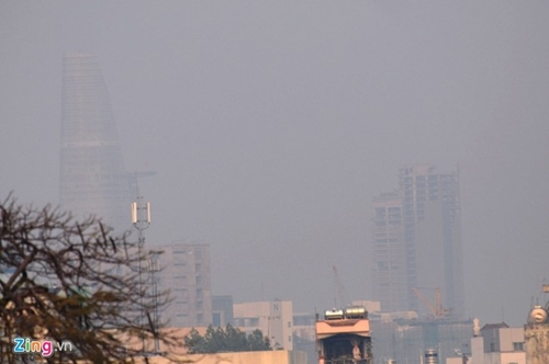 Sương mù bất thường xuất hiện dày đặc ở Sài Gòn