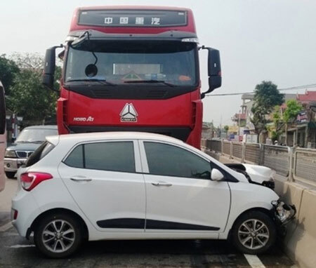 Bị tông xa 30m, 5 người trên xế hộp la hét thất thanh