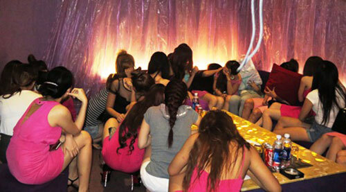 Đột kích quán karaoke đón khách nước ngoài bằng 