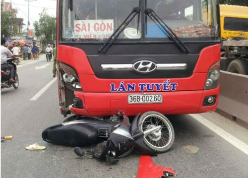 Trên đường vào viện sinh con, thai phụ bị xe khách tông 