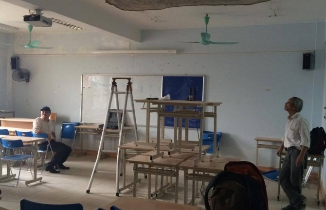 Mảng tường trần nhà trường ĐH Hà Nội đổ sập, 1 nữ sinh cấp cứu