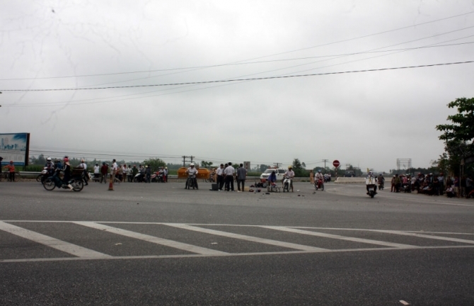 Đang đi đường, 2 phụ nữ đi xe máy bị xe tải đâm tử vong