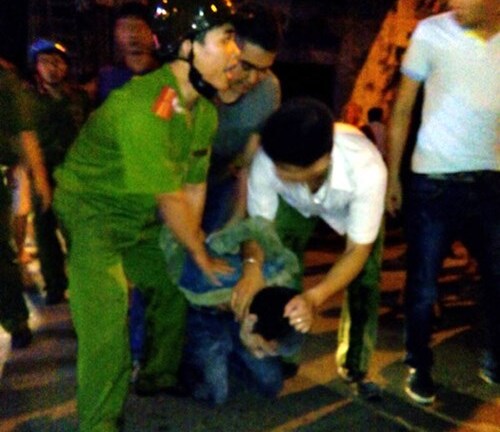 Mâu thuẫn vợ, đem 20 lít xăng dọa thiêu sống con 4 tuổi