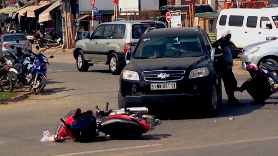 Mặc bà cụ bị thương, nữ tài xế cố thủ trên xe khi gây tai nạn