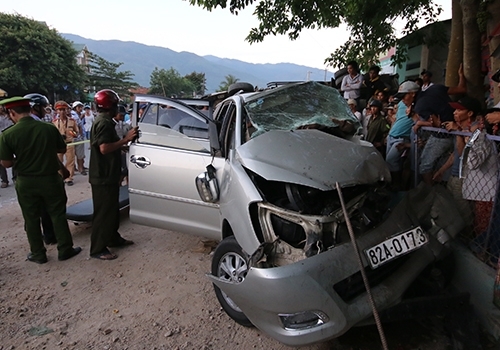 Xe đi đám tang nổ lốp, 3 người tử vong