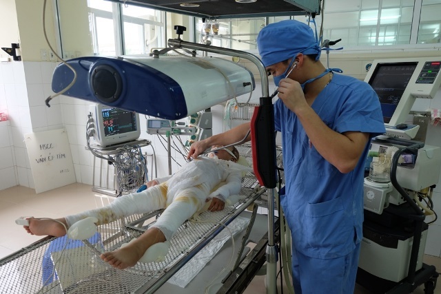 Thương tâm bé 6 tuổi ngã vào nồi canh 200 lít đang nguy kịch