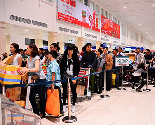 Nhân viên sân bay tự thò tay vào túi hành khách lấy tiền?