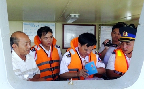 Bắt tàu vận chuyển 135.000 lít xăng trái phép