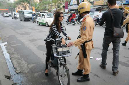 Xe đạp điện không đội mũ bảo hiểm phạt bao nhiêu tiền?