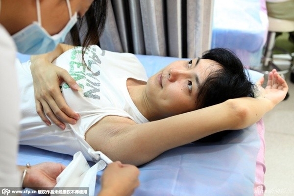 Người mẫu xinh đẹp công khai toàn bộ quá trình chuyển giới