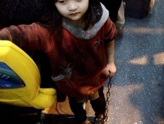 Trung Quốc: Bé gái 4 tuổi bị xích hai chân dậy sóng cư dân mạng