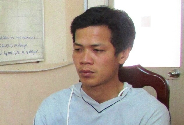 Bị phát hiện hiếp dâm bé gái, thanh niên chui gầm giường