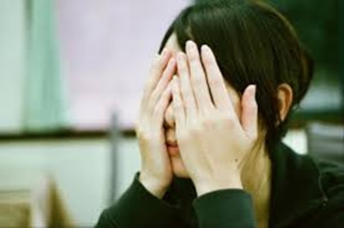 Tiếp khách cho chồng, tôi lãnh một cái tát như trời giáng