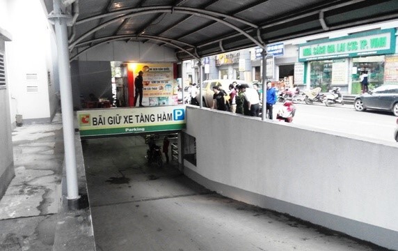 Rơi xuống hầm cao ốc, một phụ nữ tử vong